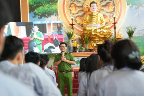 Gần 500 học viên tu tại chùa được tập huấn kỹ năng phòng cháy chữa cháy
