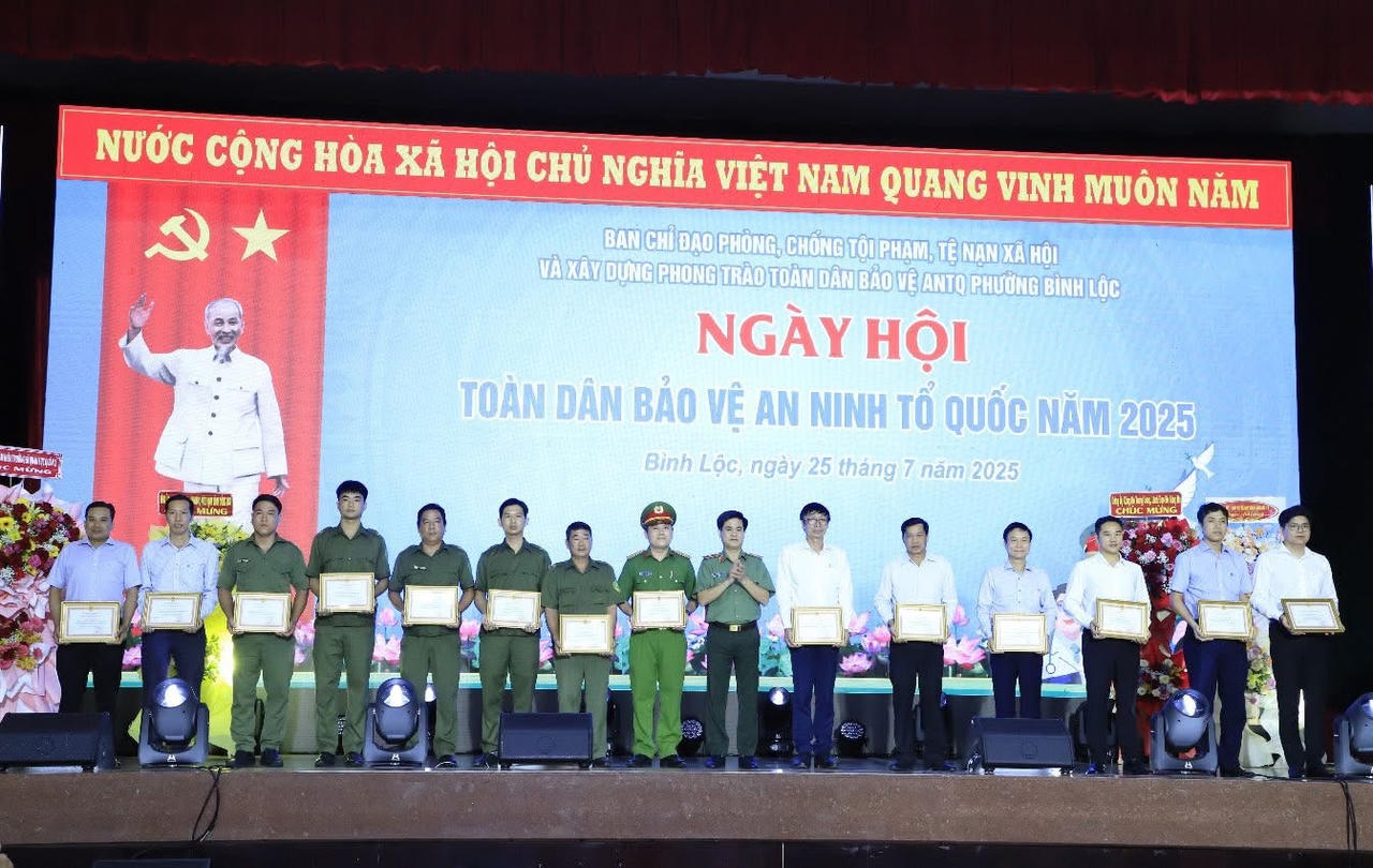 Thiếu tướng Nguyễn Đức Hải, Giám đốc Công an tỉnh Đồng Nai trao bằng khen tặng các tập thể, cá nhân có thành tích xuất sắc trong phong trào Toàn dân bảo vệ an ninh Tổ quốc