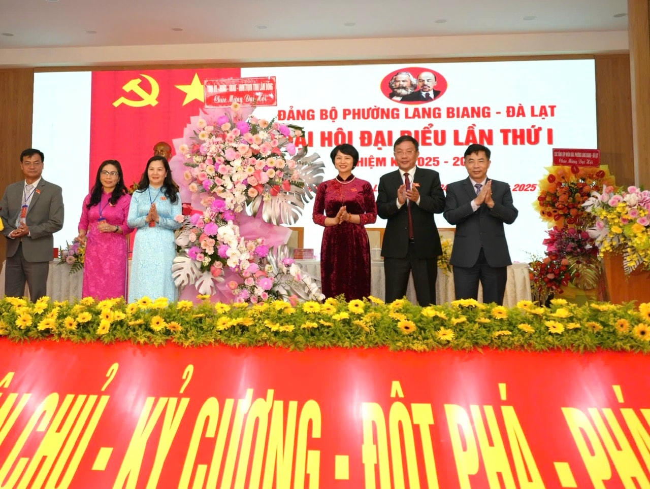 Bà Phạm Thị Phúc - Phó Bí thư Tỉnh ủy, Chủ tịch Uỷ ban MTTQ Việt Nam tỉnh Lâm Đồng tặng hoa chúc mừng Đại hội.