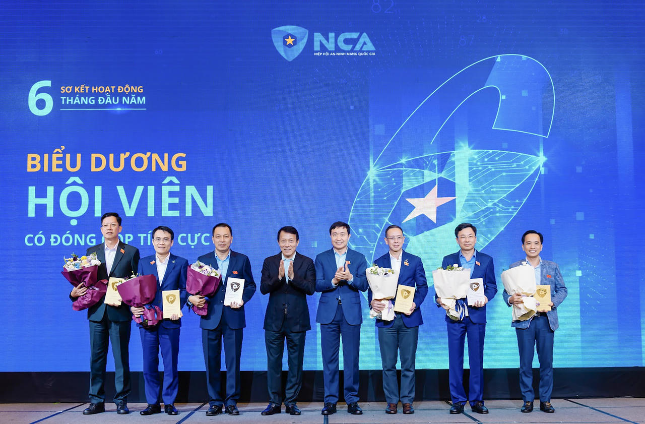 Phó Tổng Giám đốc PV GAS Huỳnh Quang Hải thay mặt PV GAS cùng đại diện một số đơn vị nhận biểu dương từ Chủ tịch Hiệp hội An ninh mạng quốc gia – Đại tướng Lương Tam Quang.
