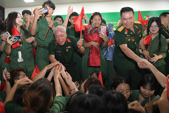 Chương trình “Người lính trở về” lan tỏa ngọn lửa cống hiến cho gần 3.000 sinh viên tại Đại học Nguyễn Trãi. 
(Ảnh: Đại học Nguyễn Trãi)