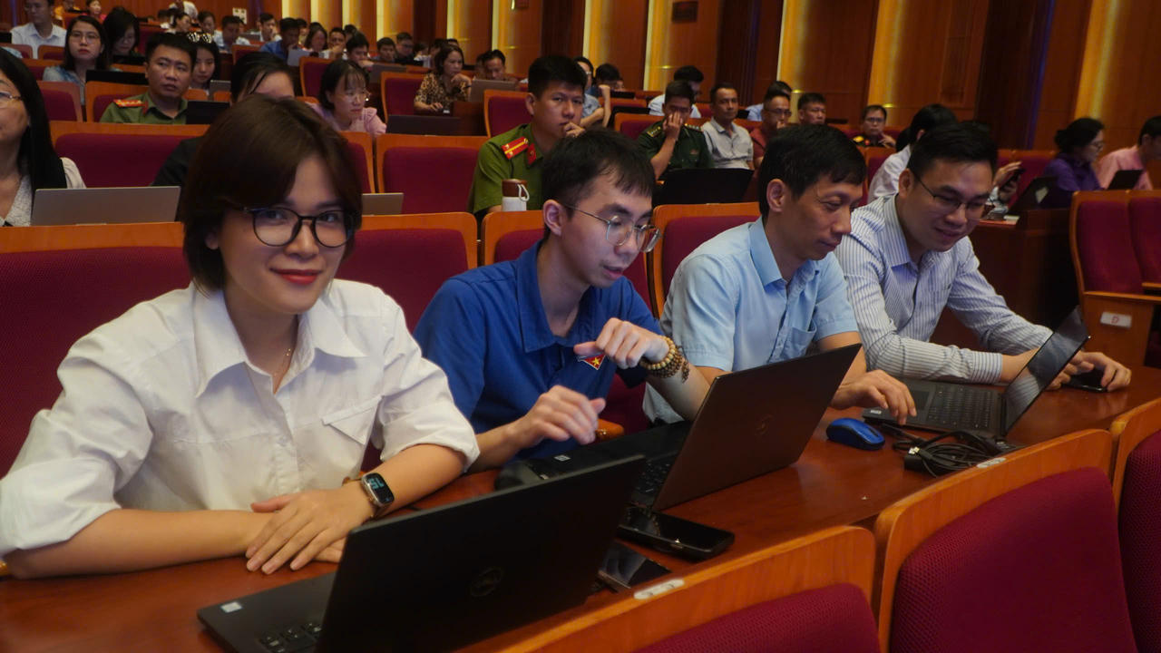 Lớp học được chia làm hai nhóm đối tượng: lãnh đạo, thủ trưởng các cơ quan, đơn vị và đội ngũ cán bộ, công chức, viên chức.