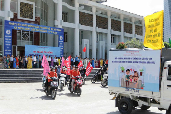 Phường Thanh Xuân, TP Hà Nội tổ chức diễu hành tuyên truyền về 
­­­công tác dân số. (Nguồn: Báo VH)