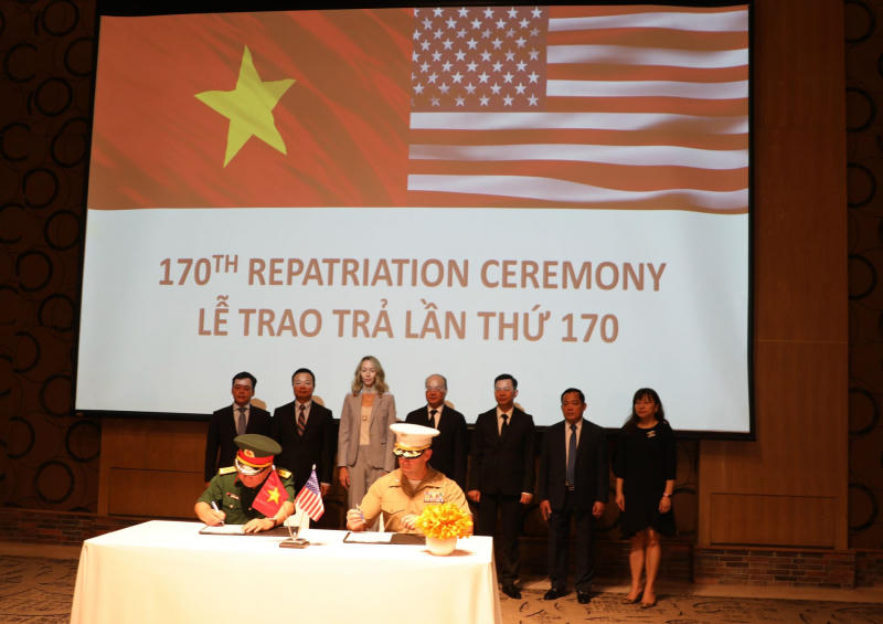 Việt Nam và Hoa Kỳ đã phối hợp tổ chức trọng thể Lễ trao trả hài cốt quân nhân Hoa Kỳ mất tích trong chiến tranh ở Việt Nam (MIA) lần thứ 170. 