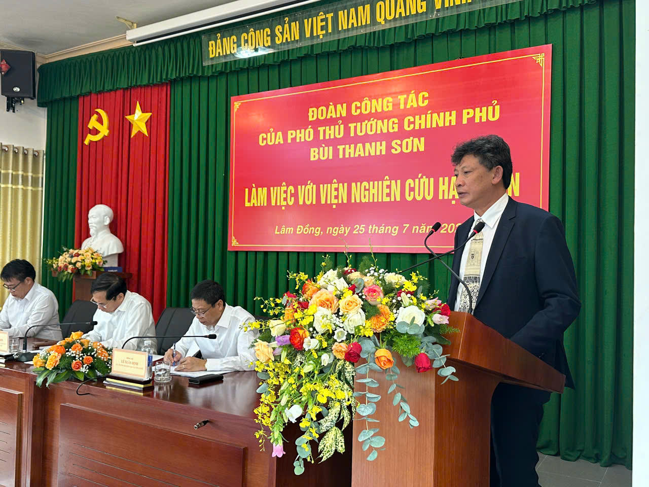 Ông Cao Đông Vũ – Viện trưởng Viện NCHN Đà Lạt báo cáo những kết quả nổi bật qua 40 năm hoạt động của Viện.