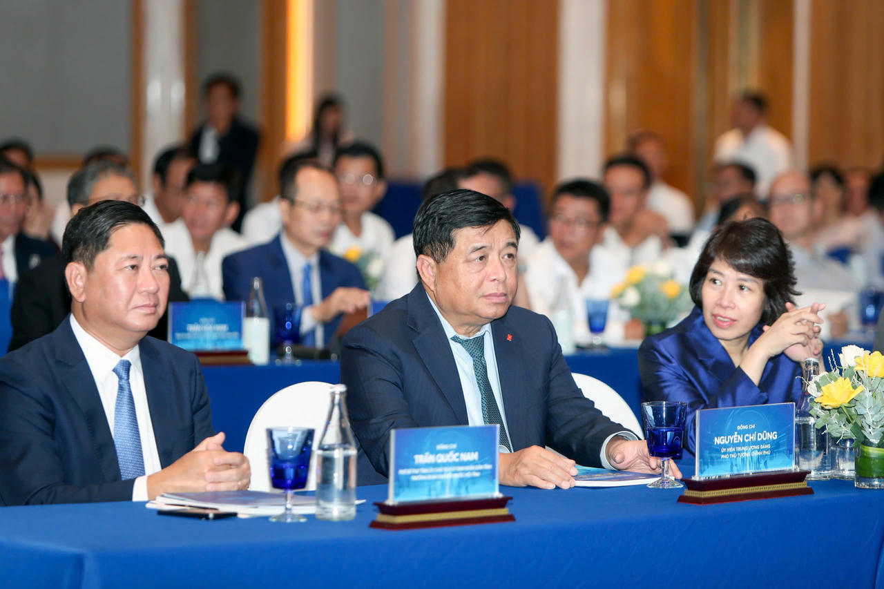 Phó Thủ tướng Chính phủ Nguyễn Chí Dũng dự hội thảo.