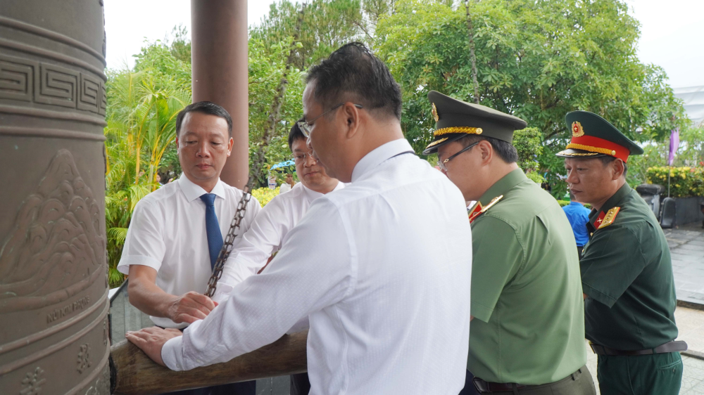 Lãnh đạo thành phố thỉnh chuông tại tháp chuông Hoà Bình.