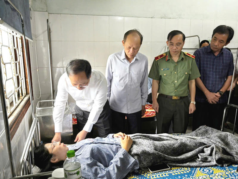Sáng 25/7, Bí thư Tỉnh ủy Hà Tĩnh Nguyễn Duy Lâm và Giám đốc Công an tỉnh Hà Tĩnh đến thăm hỏi, động viên các nạn nhân bị thương đang điều trị tại Bệnh viện Đa khoa TX Kỳ Anh. Ảnh: CTV