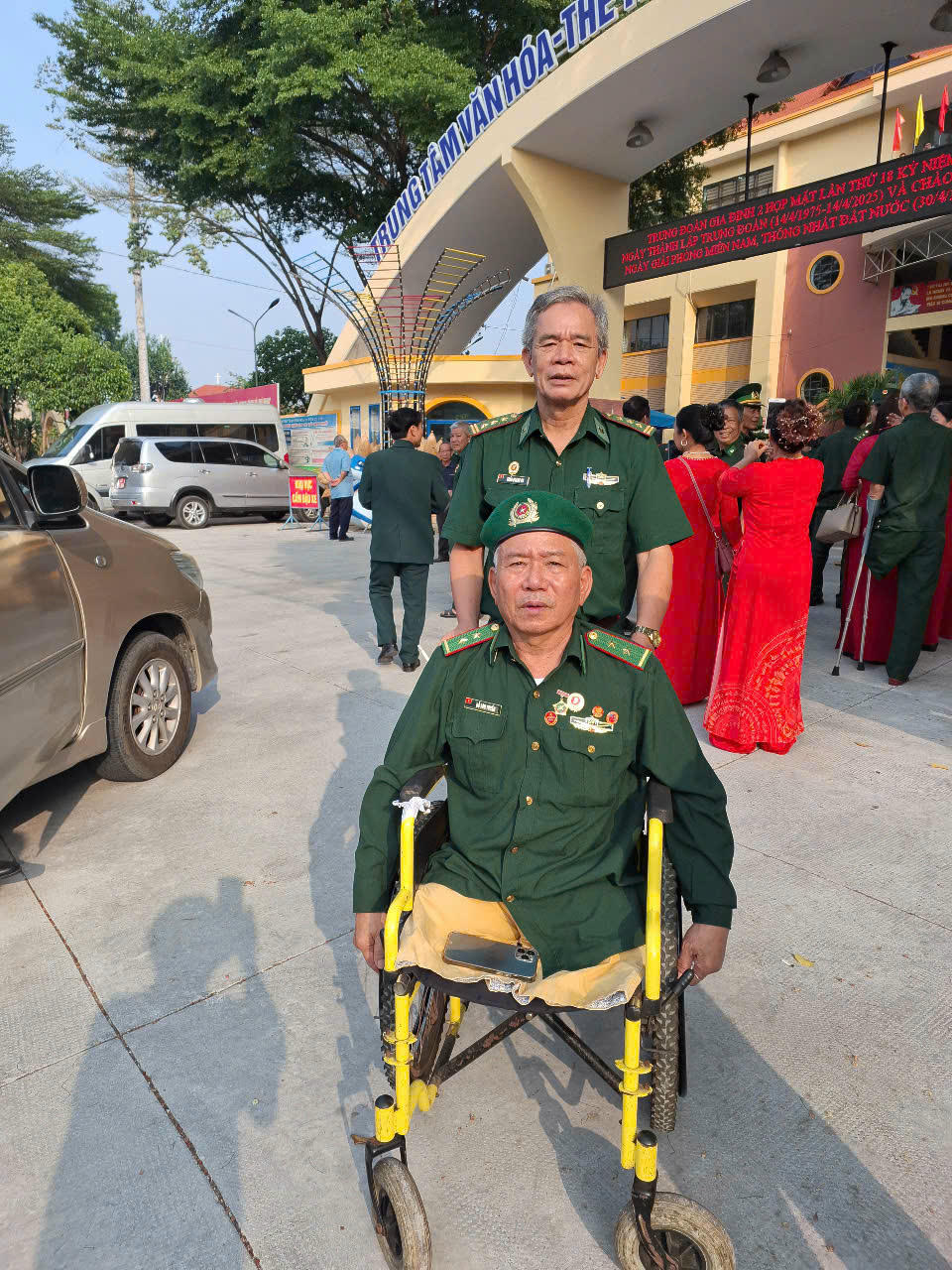 Người Cựu chiến binh Trần Quang Du bên cạnh những người đồng chí, đồng đội của mình 