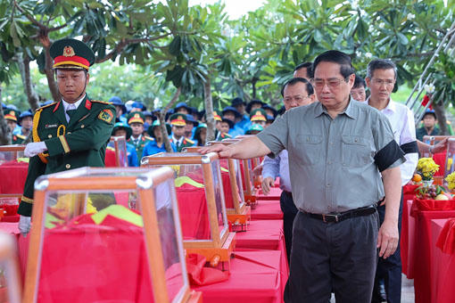 Thủ tướng Phạm Minh Chính cùng đoàn công tác dự lễ viếng, lễ truy điệu và an táng hài cốt liệt sĩ tại Nghĩa trang liệt sĩ Dốc Bà Đắc ngày 21/7/2025. 
(Nguồn: VGP/Nhật Bắc)