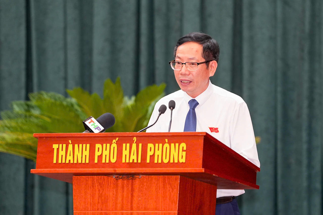 Giám đốc Sở Nội vụ Vũ Tiến Phụng trả lời chất vấn tại Kỳ họp.