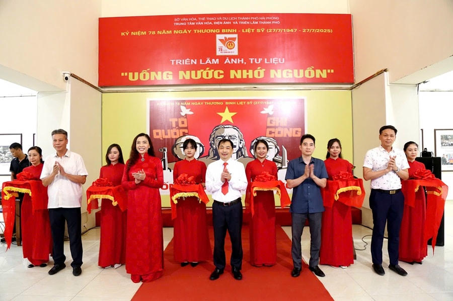 Lê cắt băng khai mạc triển lãm ảnh