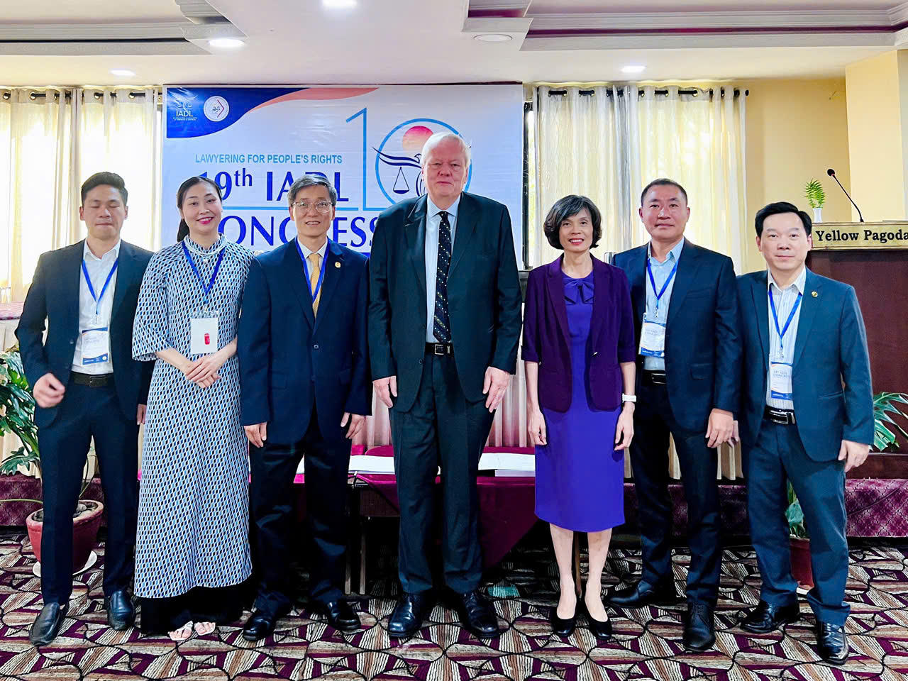 Chủ tịch Hội Luật gia Việt Nam Nguyễn Khánh Ngọc và Đoàn Đại biểu Hội Luật gia Việt Nam dự Đại hội IADL-19 chụp ảnh cùng ông Jan Fermon - Tổng Thư ký Hội Luật gia Dân chủ quốc tế.