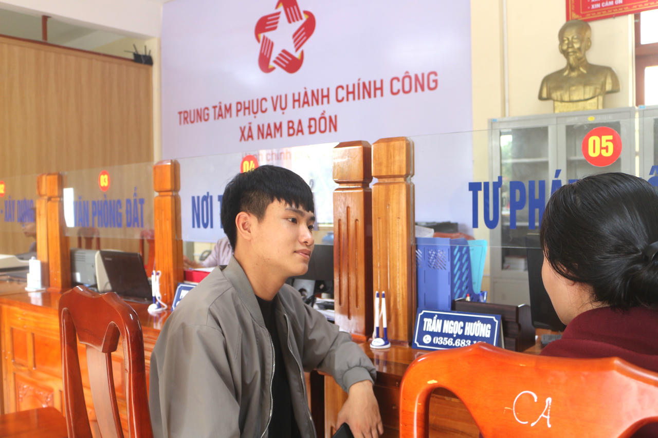 Em Hoàng Đình Cảm (xã Nam Ba Đồn) đến làm thủ tục đăng ký kết hôn cho biết, phong cách phục vụ của cán bộ tại Trung tâm Phục vụ hành chính công ở đây nhiệt tình, niềm nở và nhanh gọn.