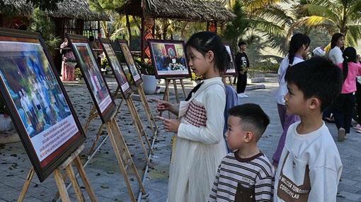 Việc được trò chuyện, tâm sự với các “chứng nhân lịch sử” giúp học sinh có những bài học cuộc sống ngoài sách vở. 
(Ảnh minh họa - Nguồn: Báo Dân tộc)