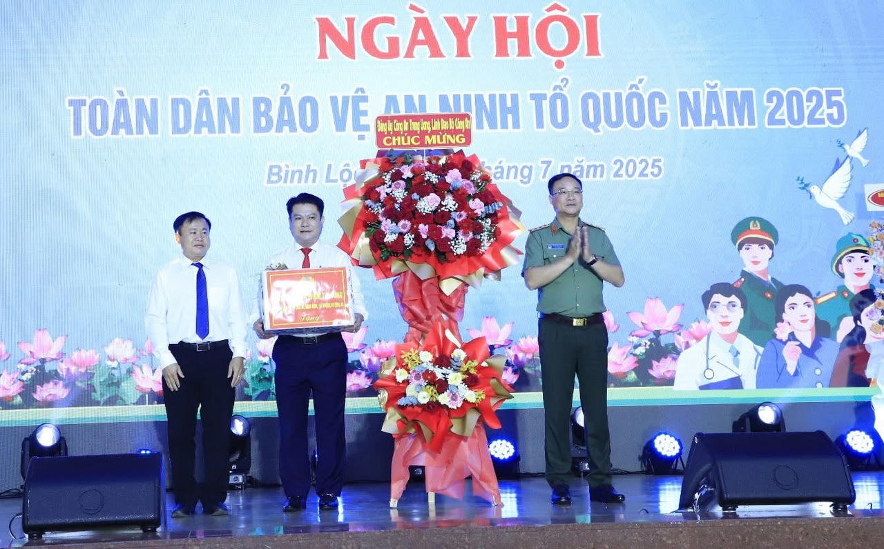 Thượng tướng Phạm Thế Tùng tặng hoa chúc mừng cho cá nhân, tập thể