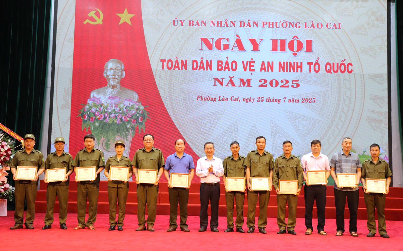 Trao giấy khen cho các tập thể, cá nhân tiêu biểu