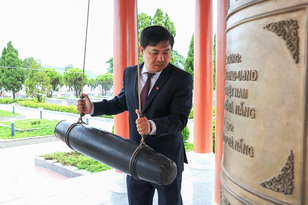 Chủ tịch UBND TP Đà Nẵng Lương Nguyễn Minh Triết thỉnh chuông tại Nghĩa trang liệt sĩ thành phố. (Ảnh: M.Quang).