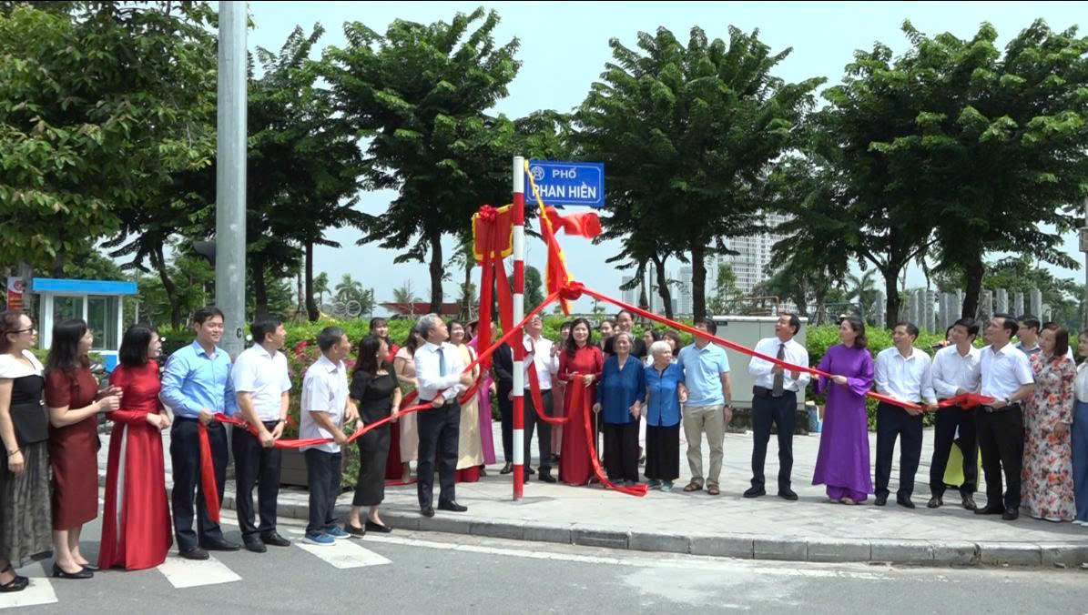 Các đại biểu và nhân dân thực hiện nghi lễ gắn biển tên 2 tuyến phố mới