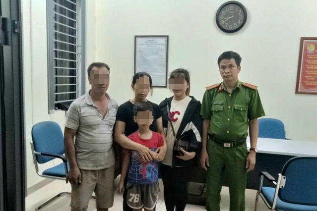 Tìm người thân cho bé trai đi lạc tại Hà Nội