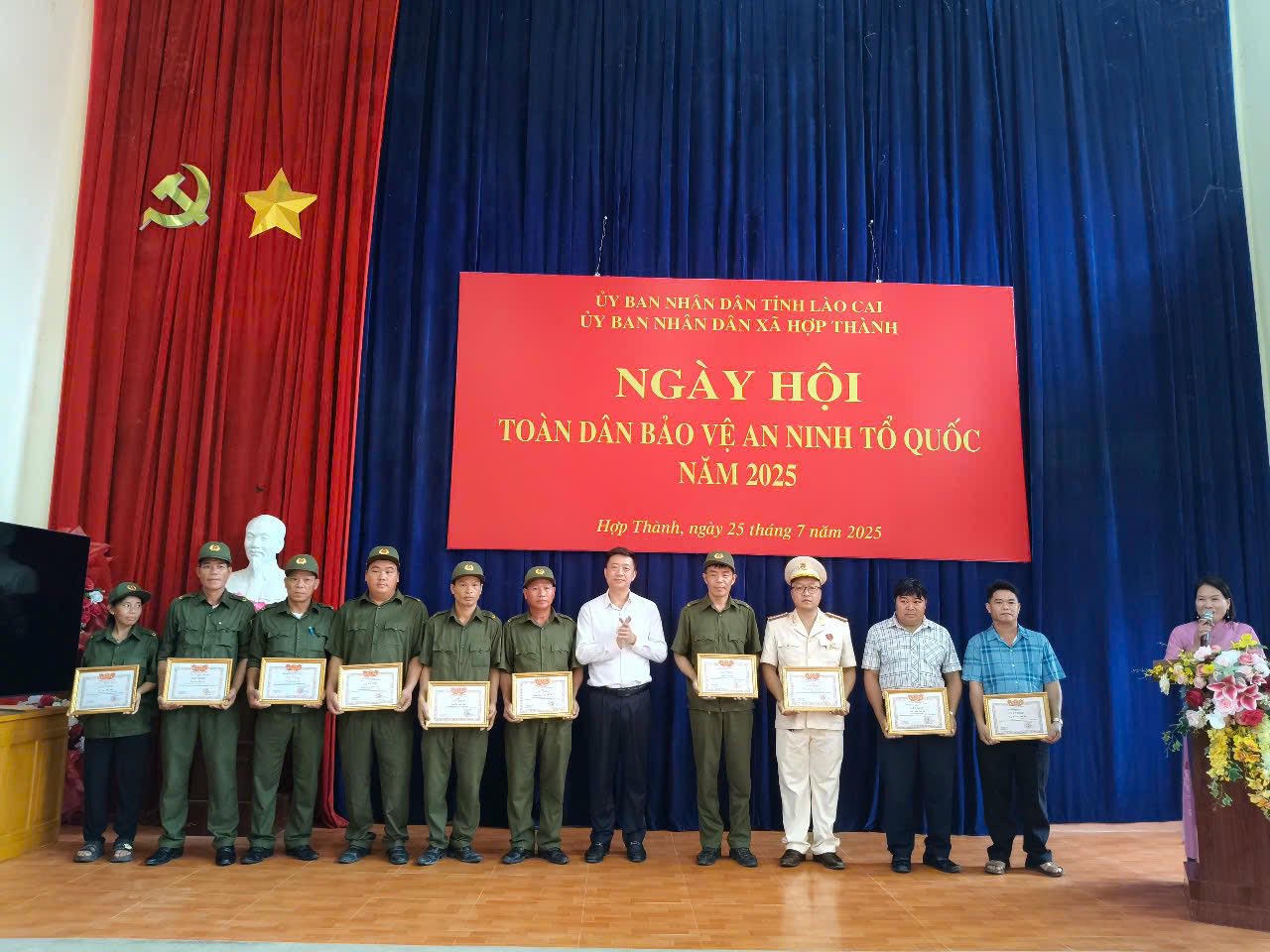 Lãnh đạo xã Hợp Thành trao giấy khen cho các tập thể cá nhân đạt thành tích xuất sắc trong phong trào 