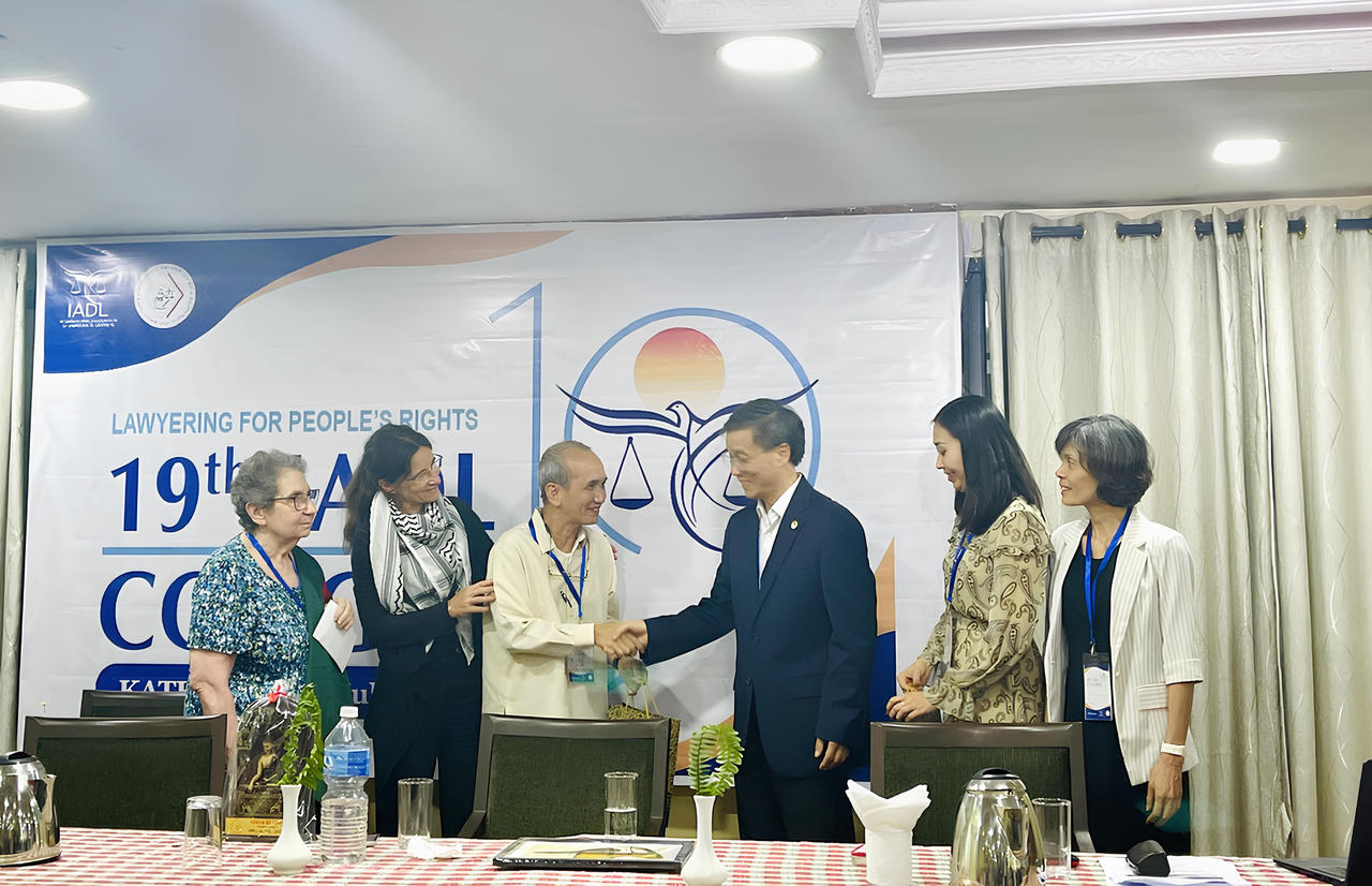 Chủ tịch Hội Luật gia Việt Nam tặng quà chúc mừng tân Chủ tịch IADL và tân Tổng Thư ký IADL.