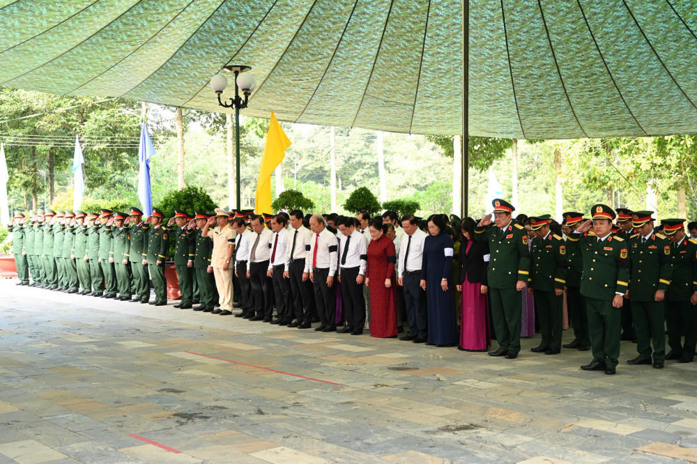 Trang trọng lễ viếng nghĩa trang liệt sĩ, truy điệu và an táng hài cốt liệt sĩ tại Tây Ninh