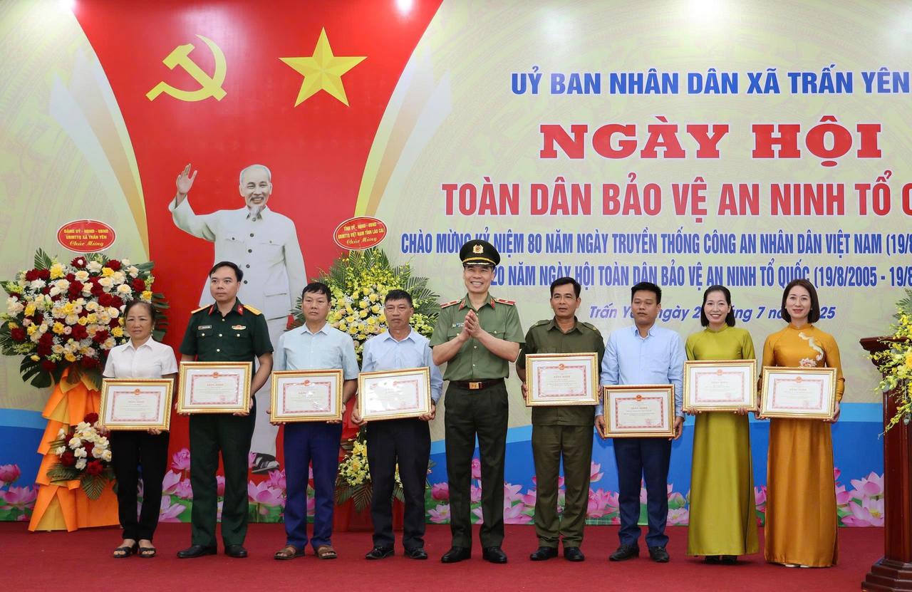 Nhiều tập thể, cá nhân có thành tích xuất sắc trong phong trào bảo vệ ANTQ năm 2025 đã được UBND tỉnh, Giám đốc Công an tỉnh và UBND xã Trấn Yên khen thưởng.
