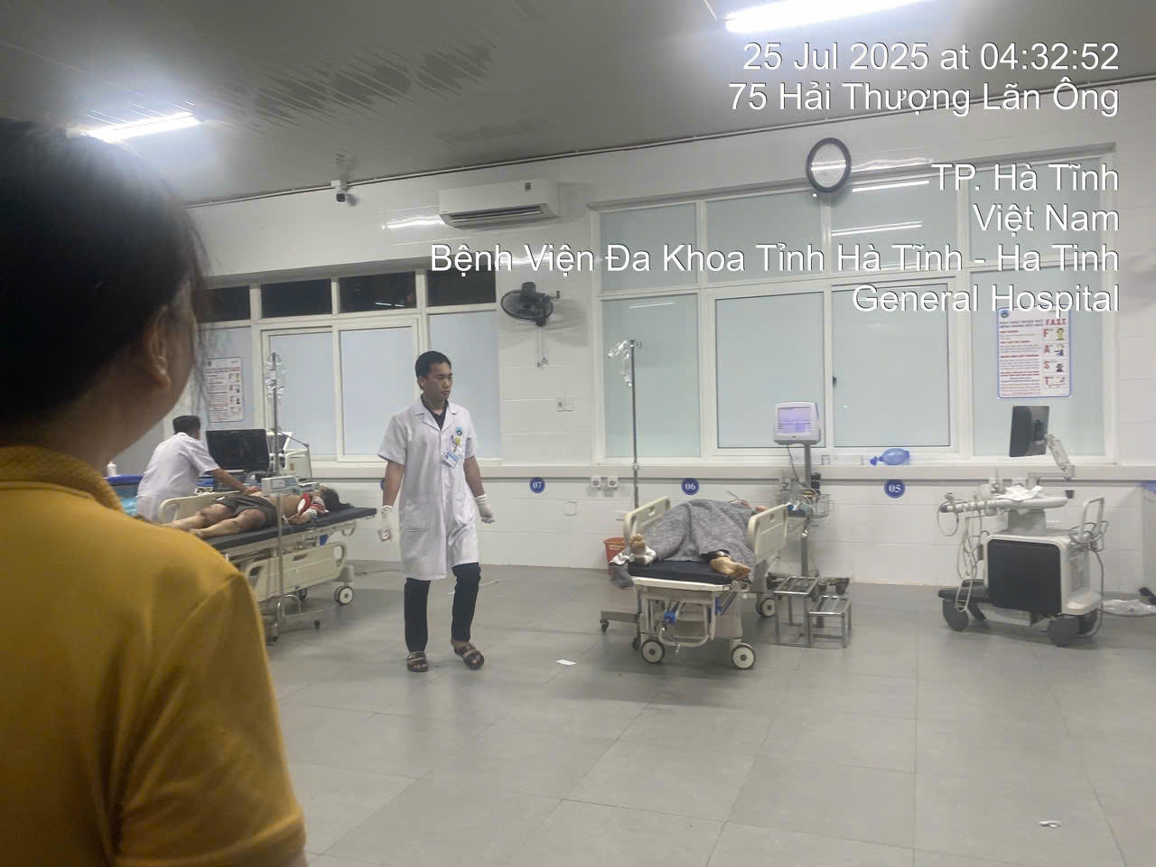 Nạn nhân bị thương nặng đang được cấp cứu tại Bệnh viện đa khoa Hà Tĩnh. Ảnh: CTV