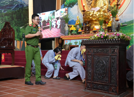 Thực hành kỹ năng thoát nạn trong đám cháy (Ảnh: Công an Hà Nội)