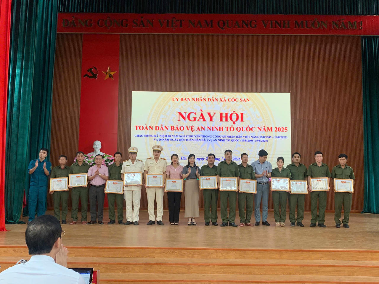Lãnh đạo xã Cốc San trao giấy khen cho các tập thể cá nhân đạt thành tích xuất sắc trong phong trào 