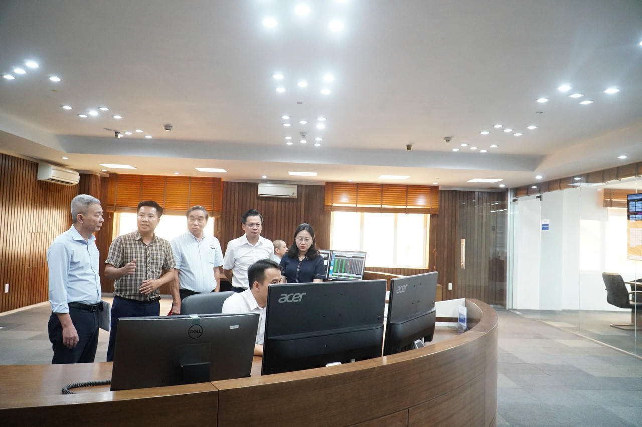 Sau tập huấn, phóng viên, biên tập viên đi thăm Trung tâm Điều độ hệ thống điện miền Trung.