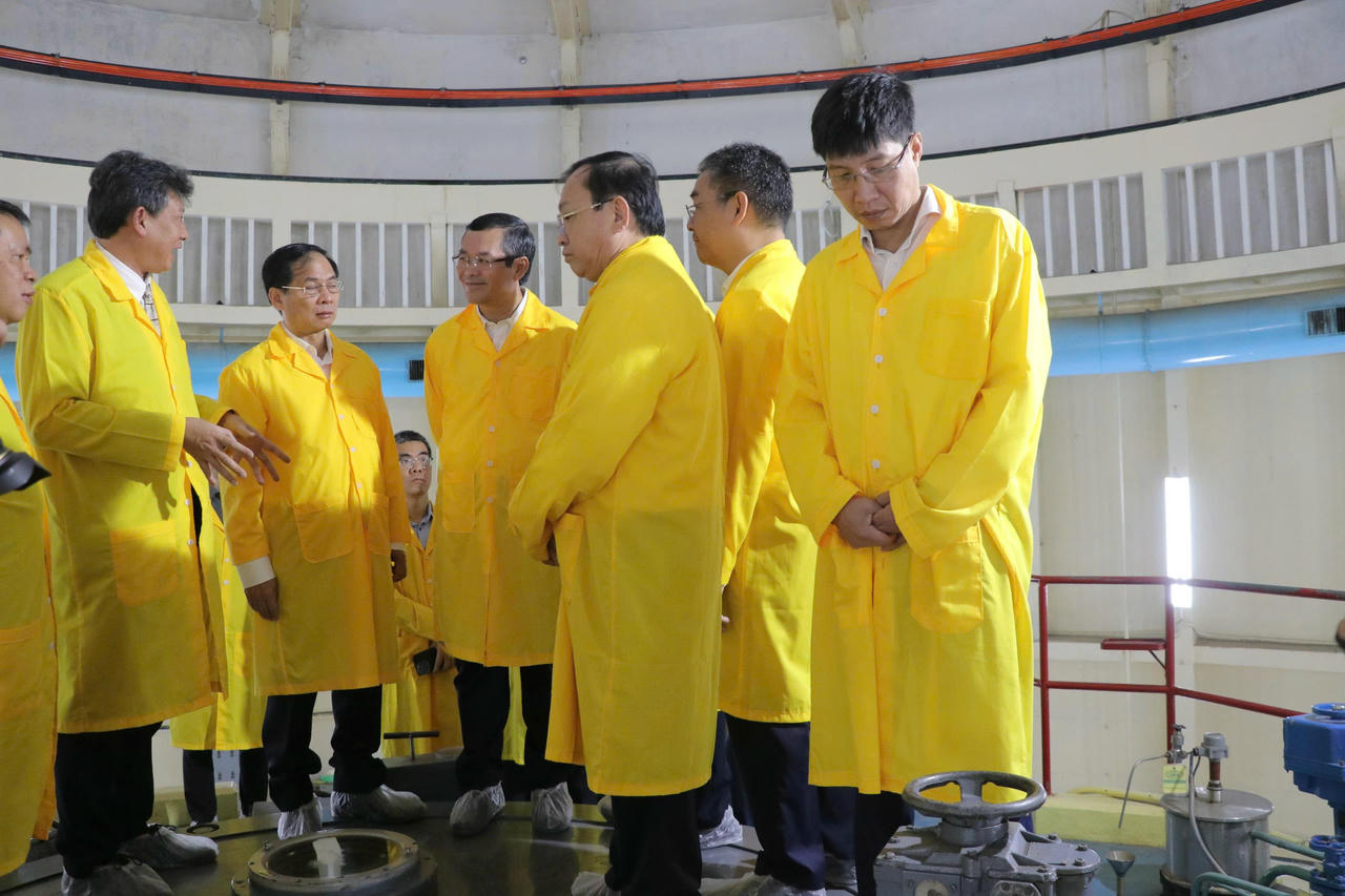 Phó Thủ tướng Bùi Thanh Sơn nghe lãnh đạo Viện NCHN Đà Lạt báo cáo tại buổi tham quan lò PƯHN Đà Lạt.