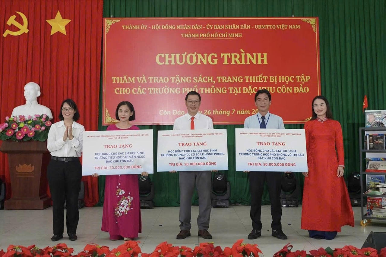 Bà Trần Thị Diệu Thúy – Phó Chủ tịch UBND TP HCM tặng sách và thiết bị học tập cho các trường ở Côn Đảo