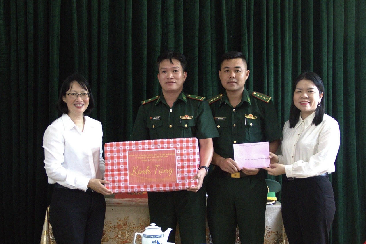 Bà Trần Thị Diệu Thúy tặng quà cho đơn vị quân đội