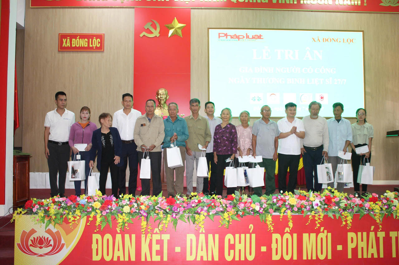 Báo Pháp luật Việt Nam trao 100 suất quà cho gia đình chính sách, người có công tại xã Đồng Lộc - Hà Tĩnh