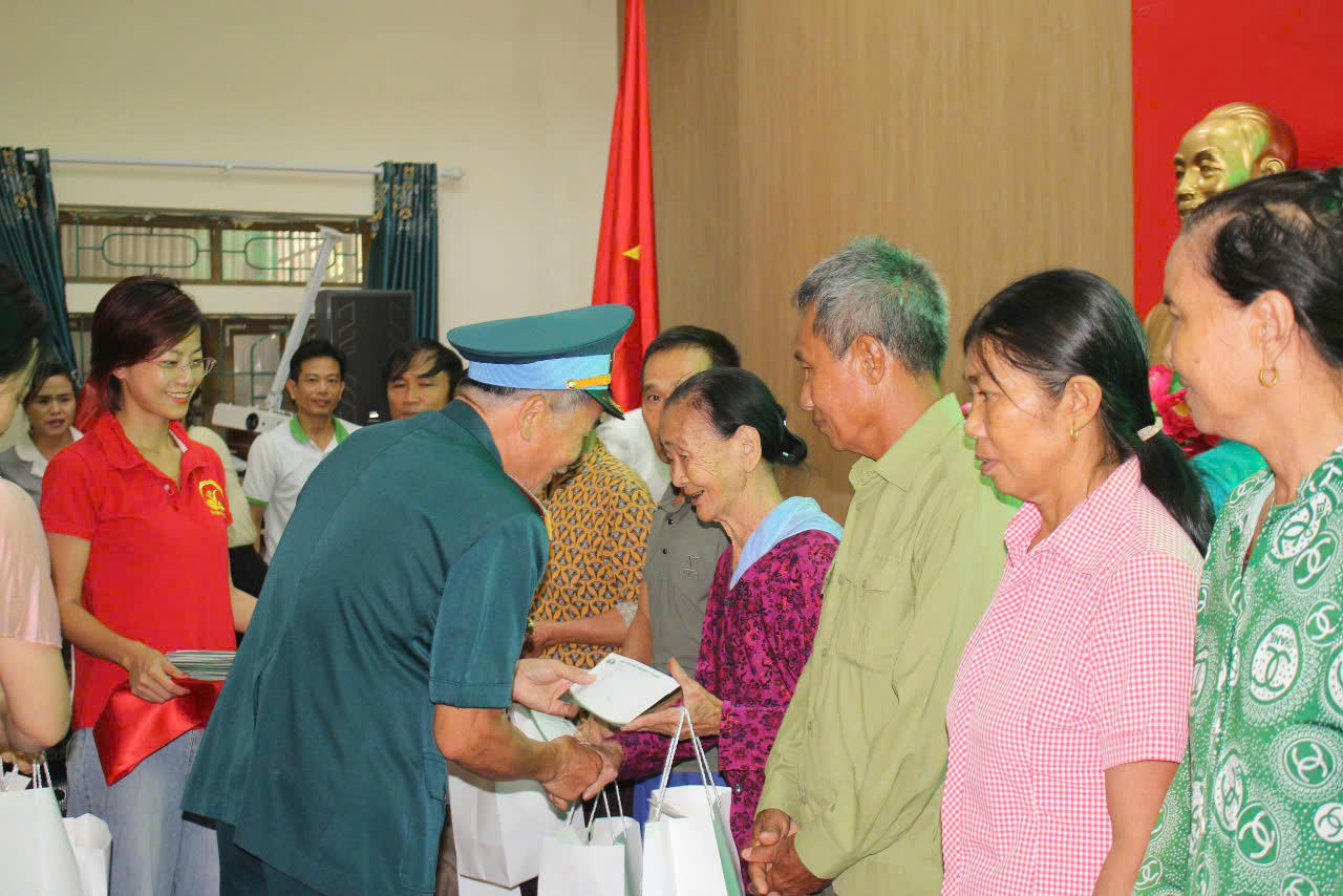 Anh hùng lực lượng vũ trang nhân dân, Đại tá Âu Văn Hùng trân trọng trao các phần quà cho các gia đình chính sách, người có công. 