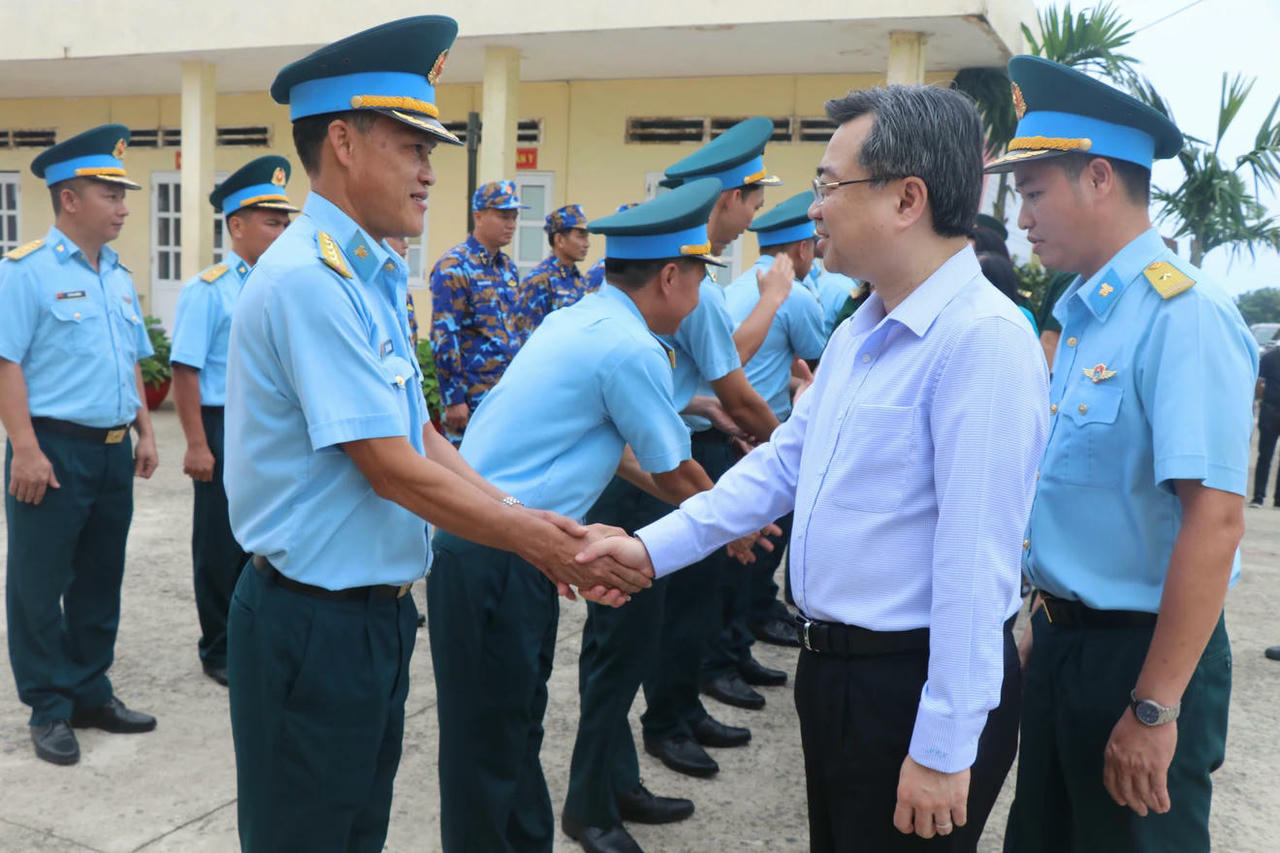 Ông Nguyễn Thanh Nghị đến thăm Đại đội Pháo binh 10, Trạm radar 590