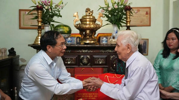Phó Thủ tướng Chính phủ Bùi Thanh Sơn thăm, tặng quà các gia đình chính sách tại TP Huế