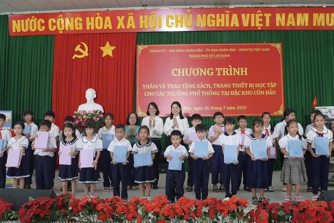 Bà Trần Thị Diệu Thúy – Phó Chủ tịch UBND TP HCM tặng quà cho các em học sinh ở Côn Đảo