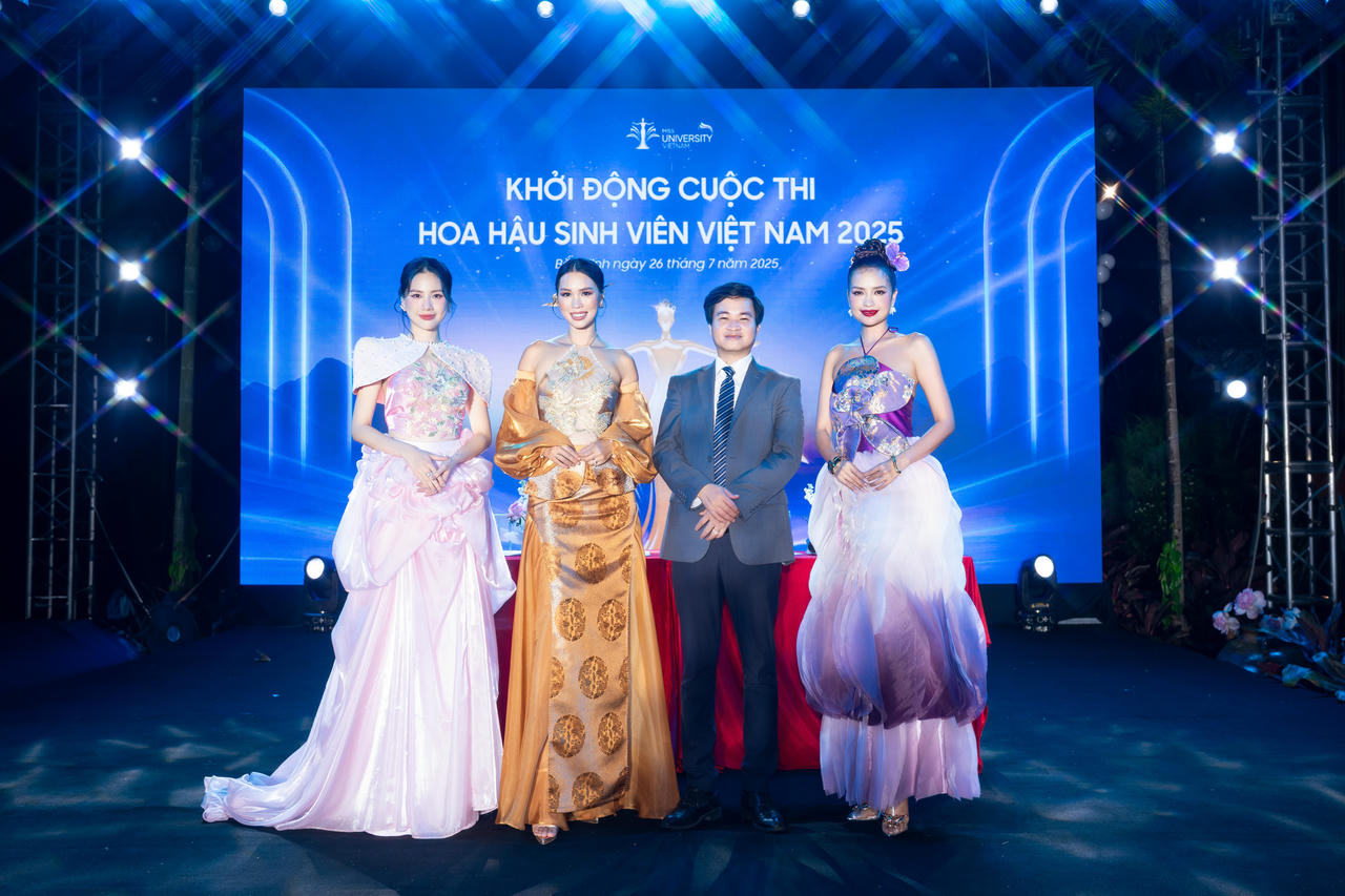 Đại diện Ban tổ chức, Host và 2 mentor trong buổi lễ khởi động.