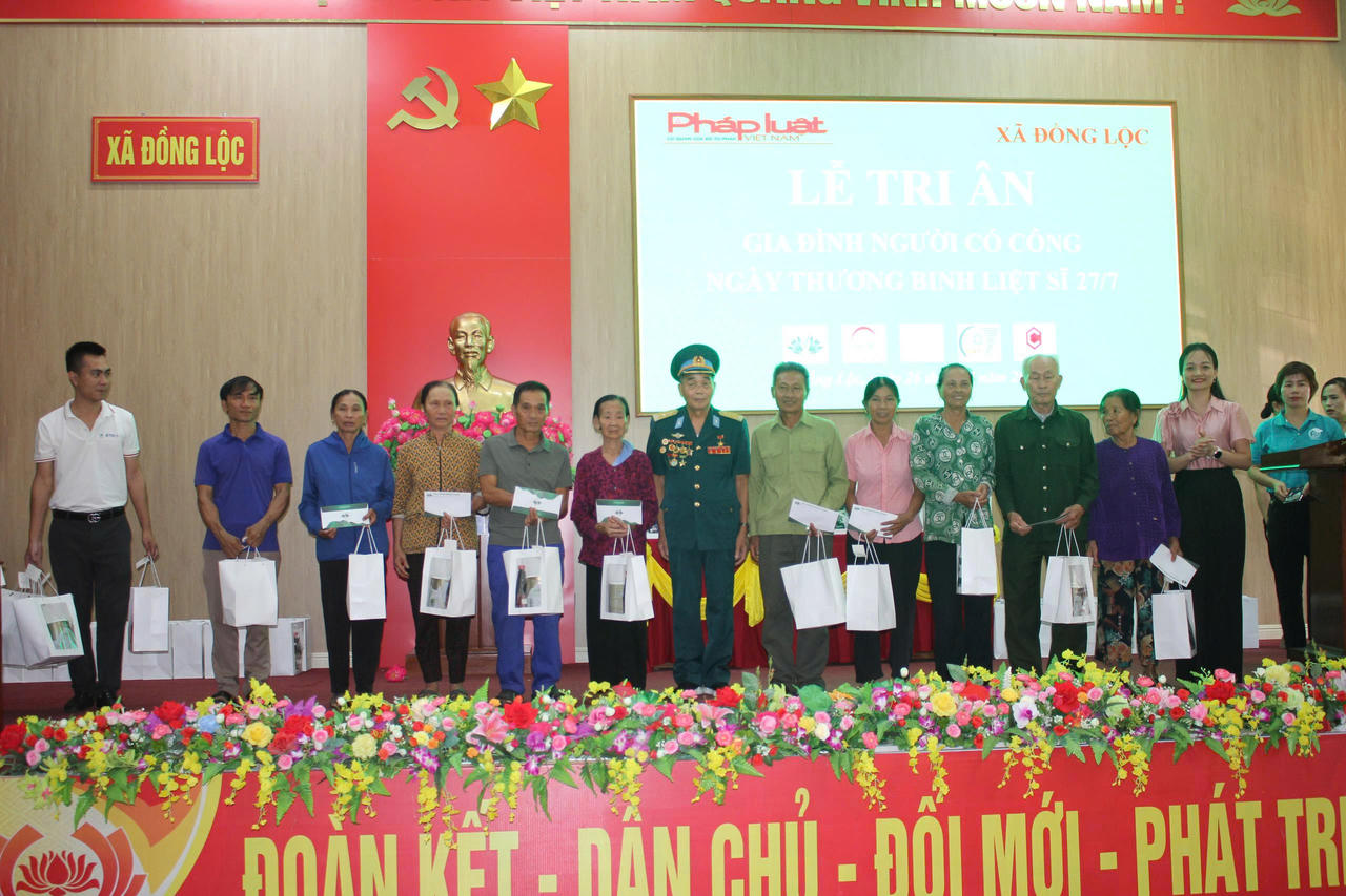 Báo Pháp luật Việt Nam trao 100 suất quà cho gia đình chính sách, người có công tại xã Đồng Lộc - Hà Tĩnh