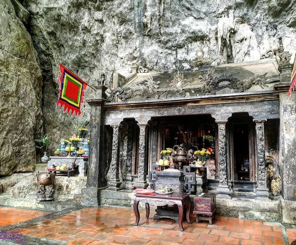 Đền Trần như tiệp vào cả màu đá của núi đá vôi ở phía sau