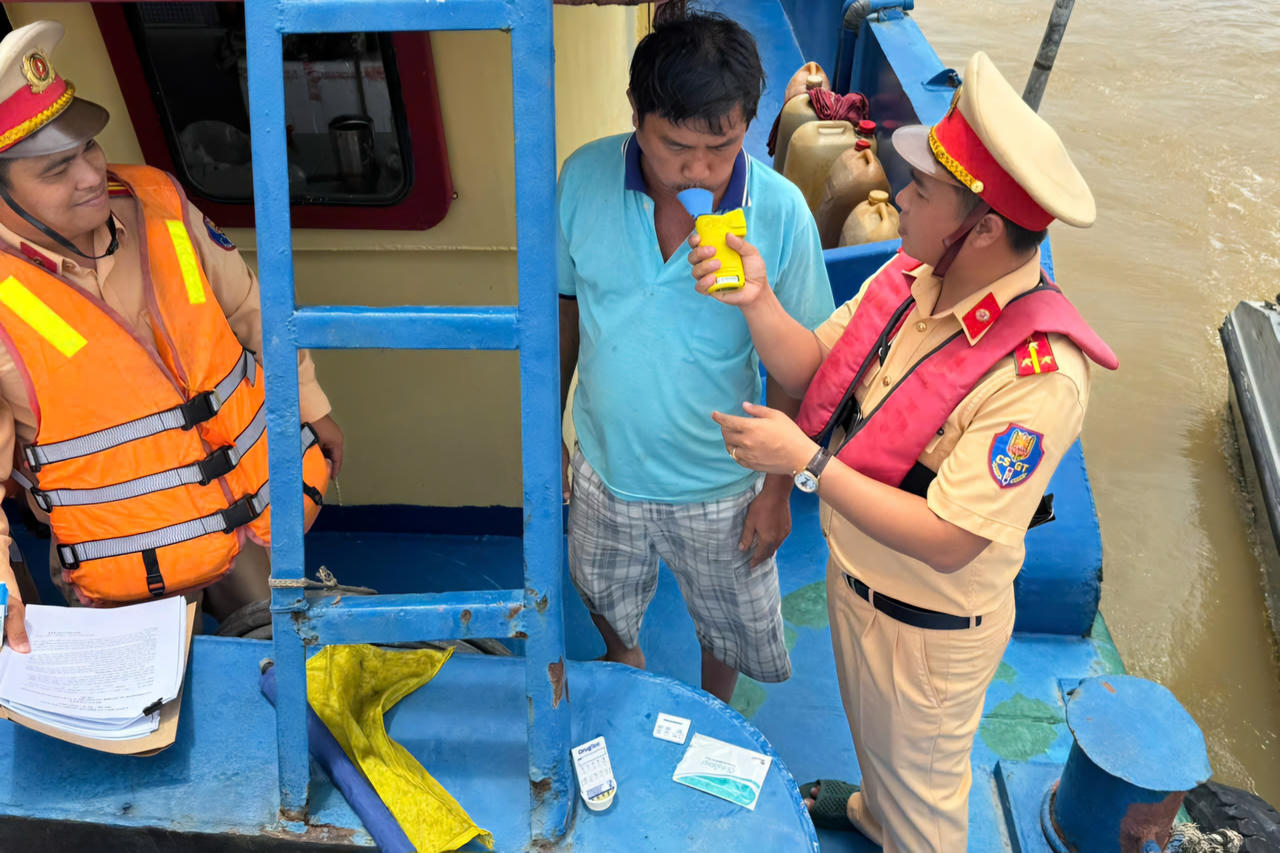 Phòng CSGT Công an tỉnh Đồng Nai đã đồng loạt ra quân thực hiện đợt cao điểm tổng kiểm soát, xử lý các phương tiện kinh doanh vận tải.