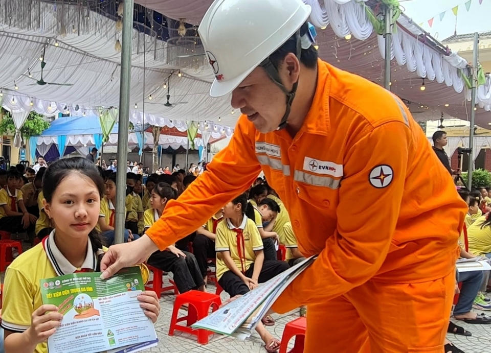 Công ty Điện lực Phú Thọ đồng hành cùng khách hàng trong quản lý phụ tải và tiết kiệm điện