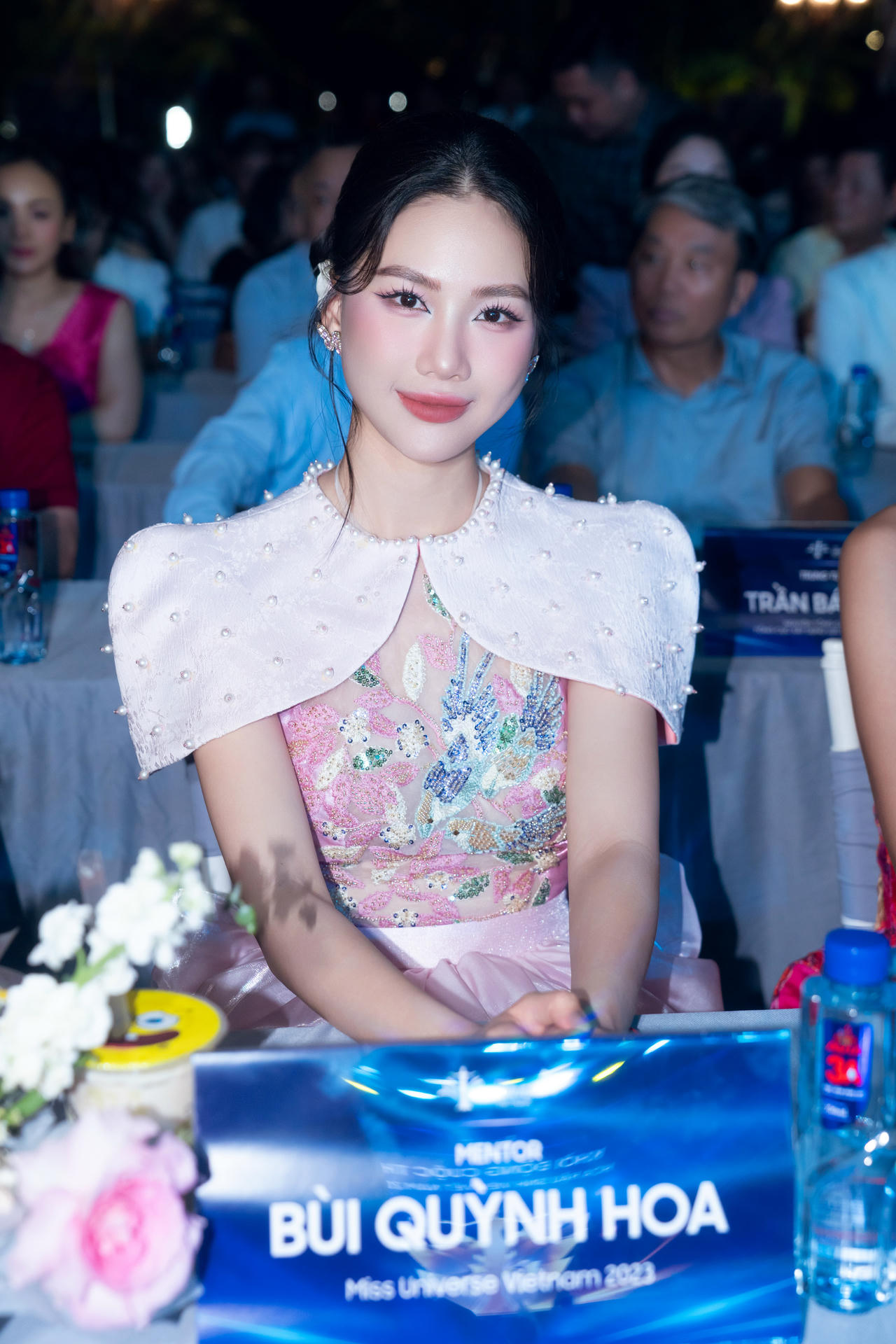 Bùi Quỳnh Hoa - người từng giành vương miện Hoa hậu Áo dài Việt Nam Thế giới 2017 và Giải Vàng Siêu mẫu Việt Nam 2018. Cô từng tham gia Hoa hậu Hoàn vũ Việt Nam 2022 và lọt Top 10 chung cuộc. Cô đại diện Việt Nam tham dự Siêu mẫu Quốc tế 2022 và giành được ngôi vị quán quân.