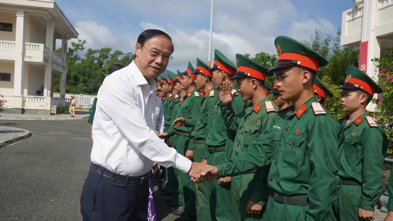 Ông Nguyễn Văn Thọ thăm đơn vị quân đội