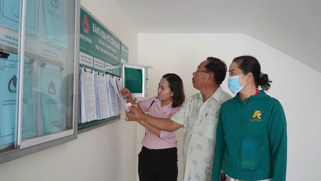 Cán bộ tín dụng chính sách tận tình hướng dẫn dân vay vốn.