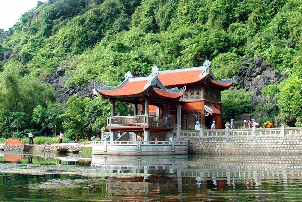 Phủ Khống với vị trí đắc địa, phía trước là hồ nước, phía sau là núi non phong thủy.