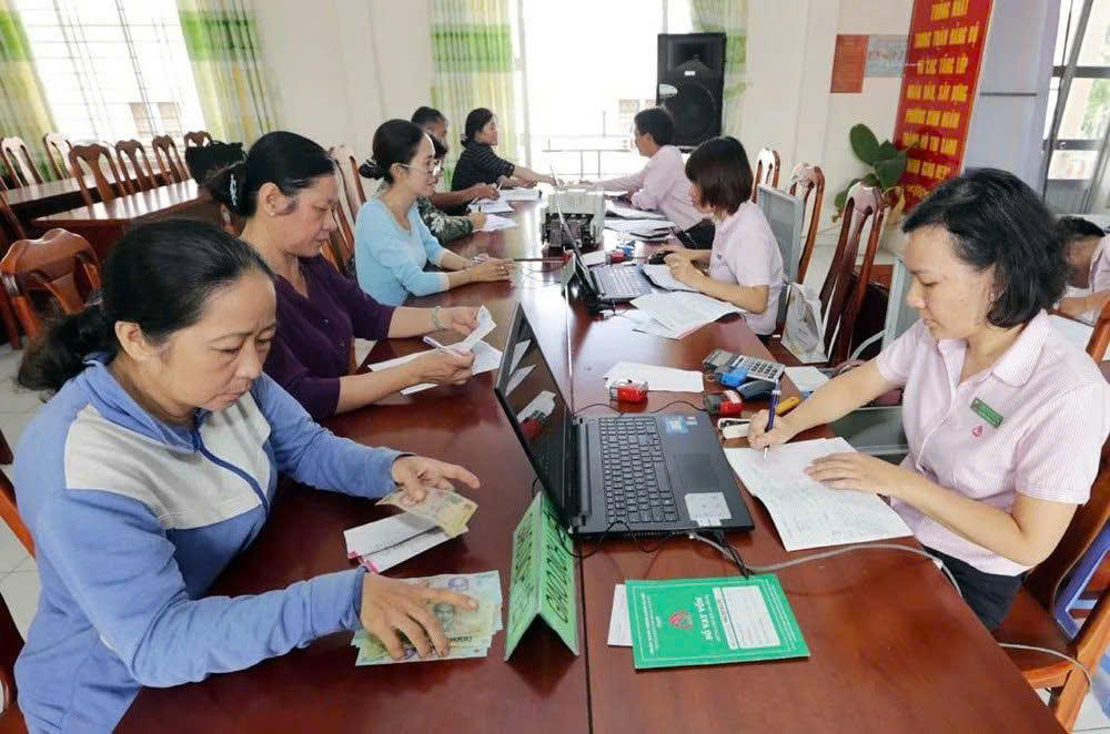 Mọi hoạt động giao dich của NHCSXH An Giang như ký hợp đồng ủy thác với các hội đoàn thể và đầy mạnh việc cho vay vốn ưu đãi tại các điểm giao dịch vẫn diễn ra liên tục , thông suốt , phục vụ nhân dân tốt nhất.